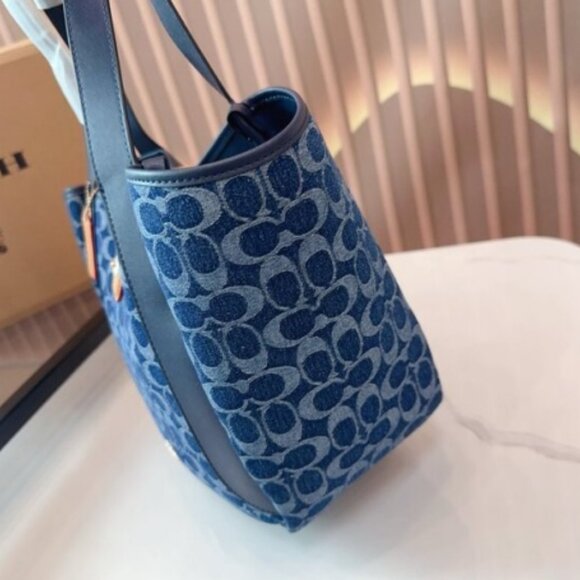 Elegant Coach Blue Jacquard Convertible Bag - Picture 3 of 7